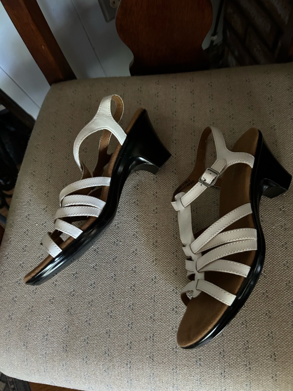 Clarks White Leather Sandals Size 8M - Picture 3 of 7